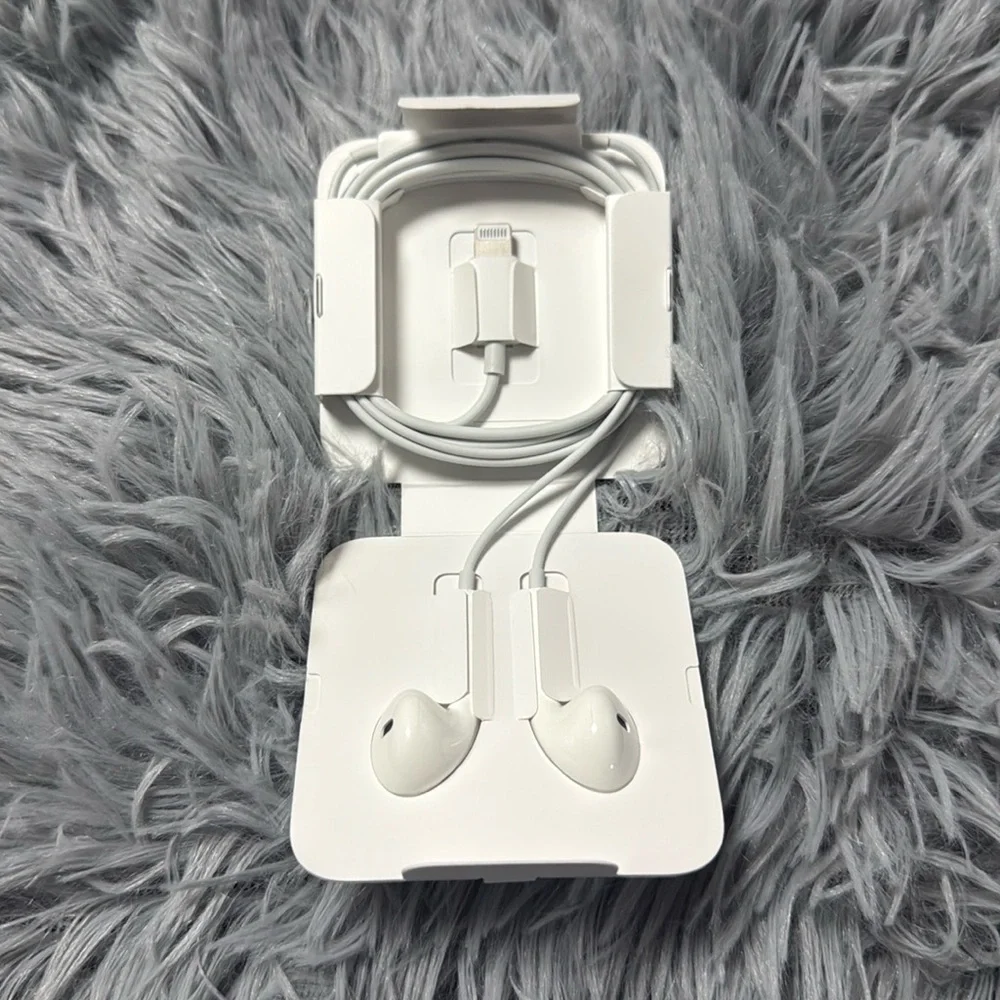 Apple EarPods w/Lightning Connecter
